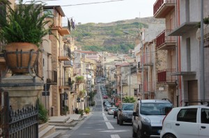 Baucina. Corso Umberto I°. Sullo sfondo Monte Falcone